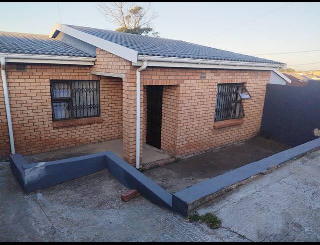 2 BEDROOM FREEHOLD FOR SALE IN SCENERY PARK